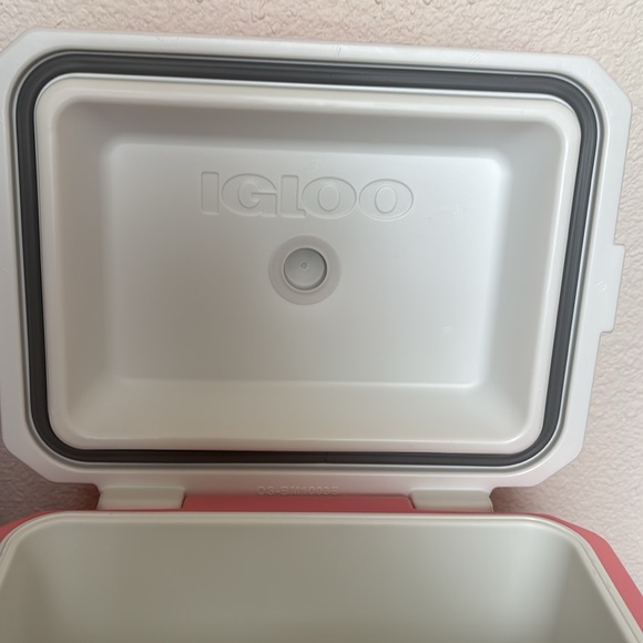 Igloo Pink cooler - Picture 6 of 10